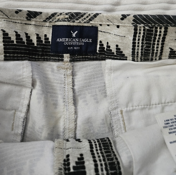 American Eagle Black and Cream Aztec  Patterned Women's Shorts Size 6 - Picture 4 of 6